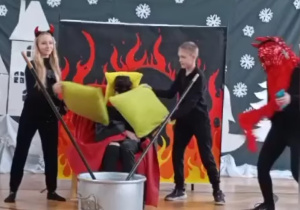 Na zdjęciu widoczni są uczniowie występujący w jasełkach w strojach diabłów.