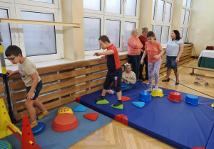 Na zdjęciu widoczni są uczniowie pokonujący tor przeszkód.