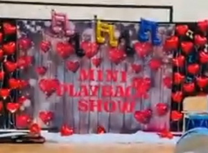 Zdjęcie przedstawiające ściankę z wydarzenia Mini Playback Show