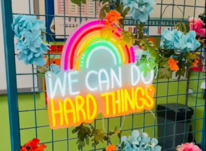 Zdjęcie przedstawiające neonową tęczę