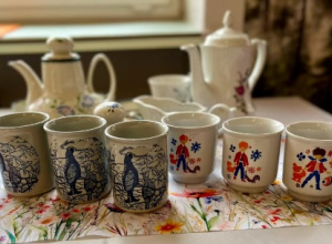 Zdjęcie przedstawiające zestawy do herbaty - imbryki, filiżanki