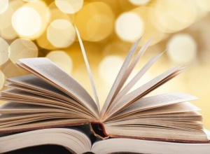 Zdjęcie przedstawiające otwartą książkę