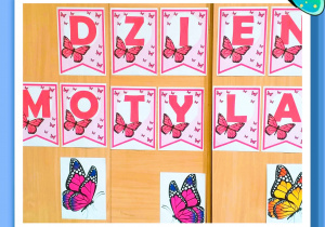 Zdjęcie przedstawia dekorację z napisem "Dzień Motyla"