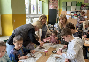 Panie pomagające dzieciom podczas warsztatów.