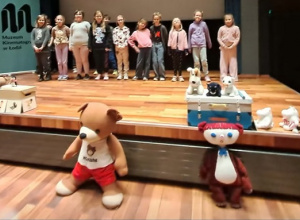 Zdjęcie przedstawiające dzieci na scenie