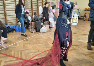 Zdjęcie przedstawia uczennice w stroju na "Fashion Debiut 2026".