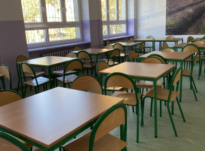 Zdjęcie przedstawia fragment stołówki szkolnej - stoliki, krzesła